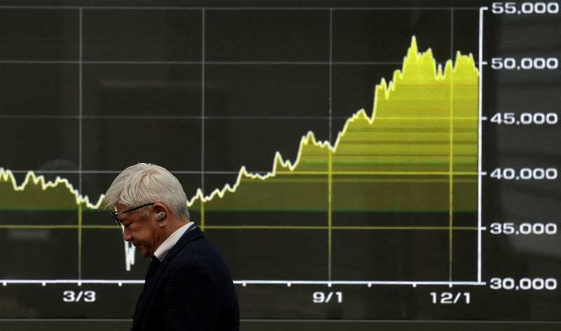 Bond yields, oil fall amid hopes for Iran deal; stocks end up with chip shares