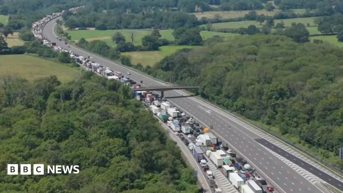 Emergency calls as traffic stranded on M25 in heat