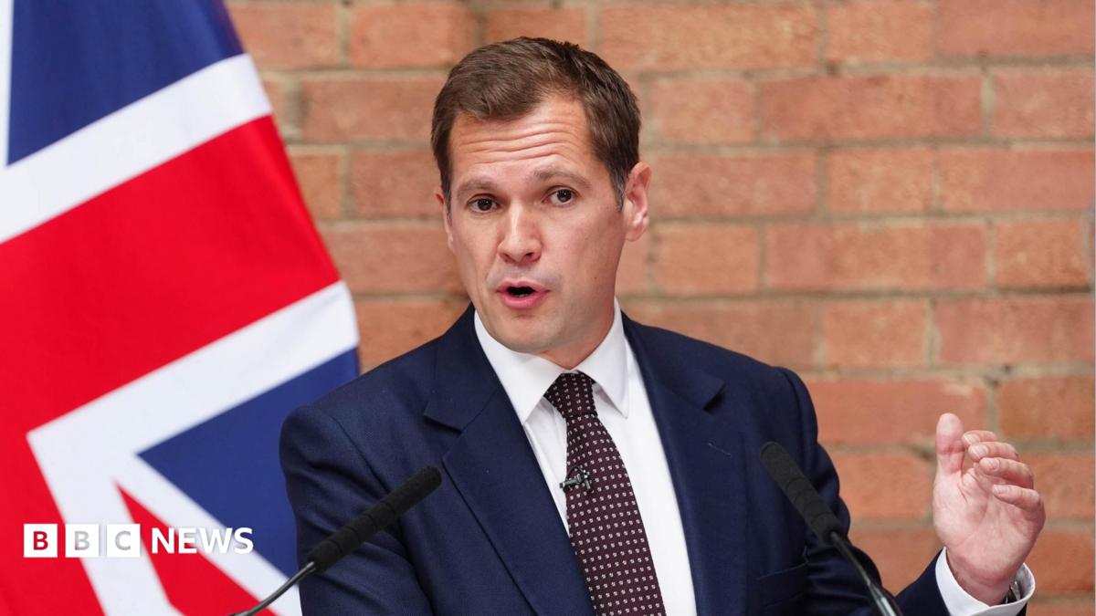Reform proposes £30 tax rebate for HMRC phone delays