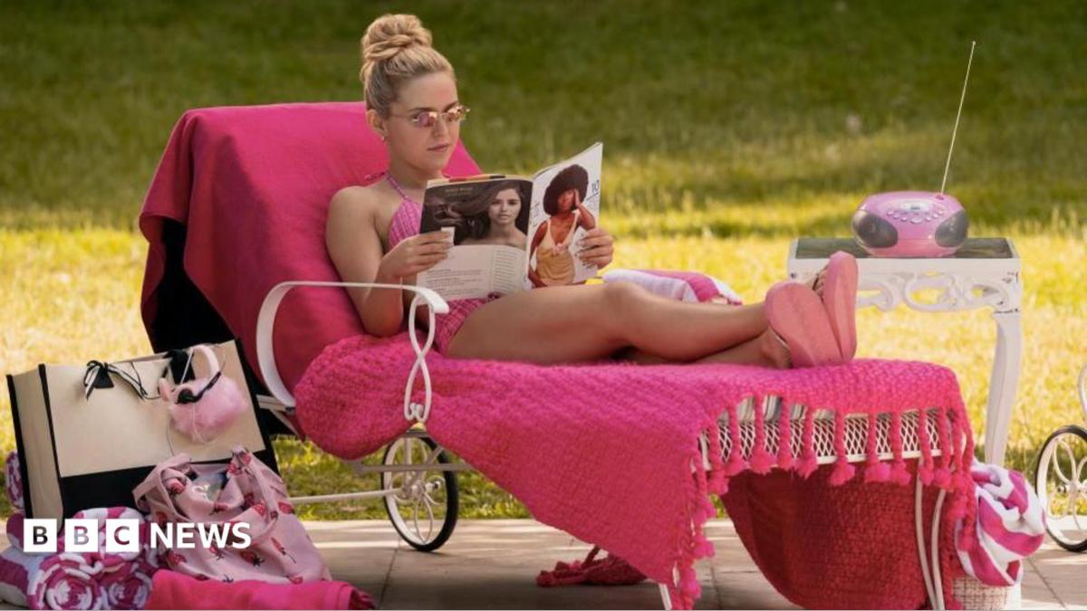 Legally Blonde revival Elle - boring and tedious or a hot pink delight?