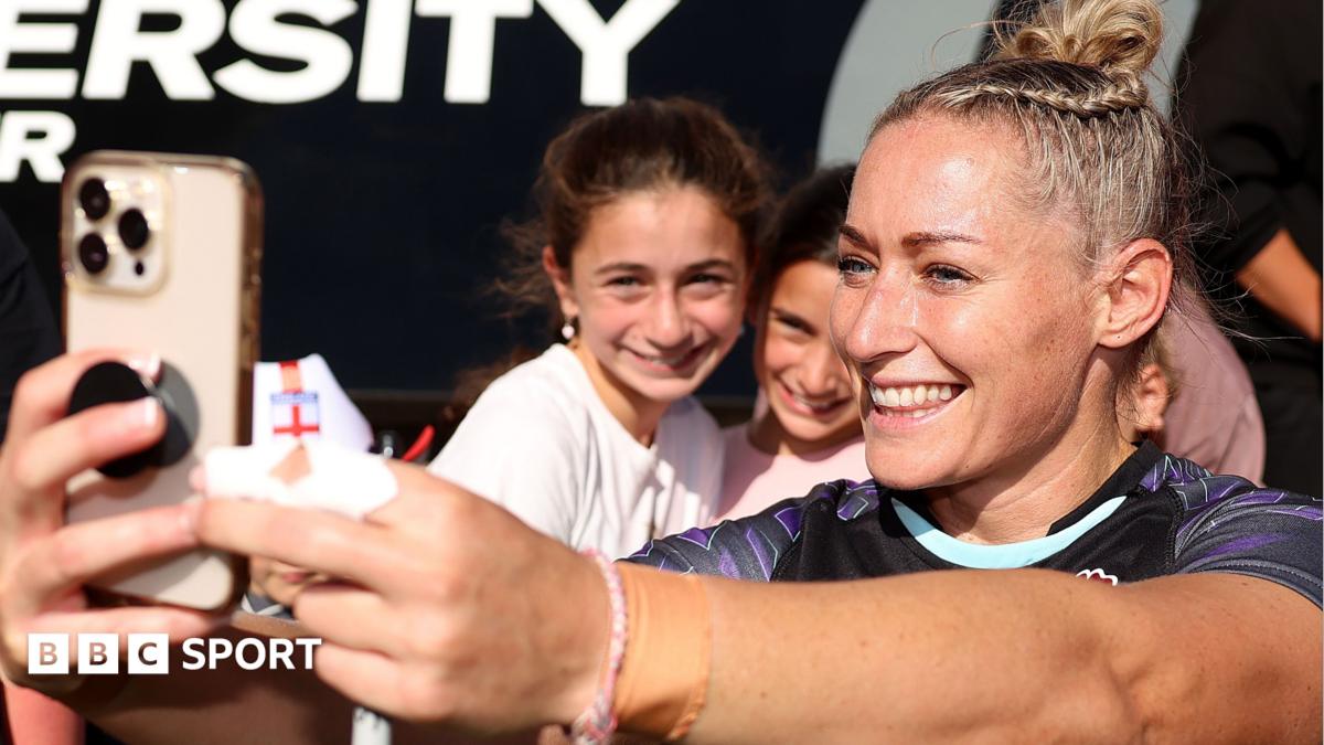 Red Roses struggle to meet fans' selfie demands - Hunt