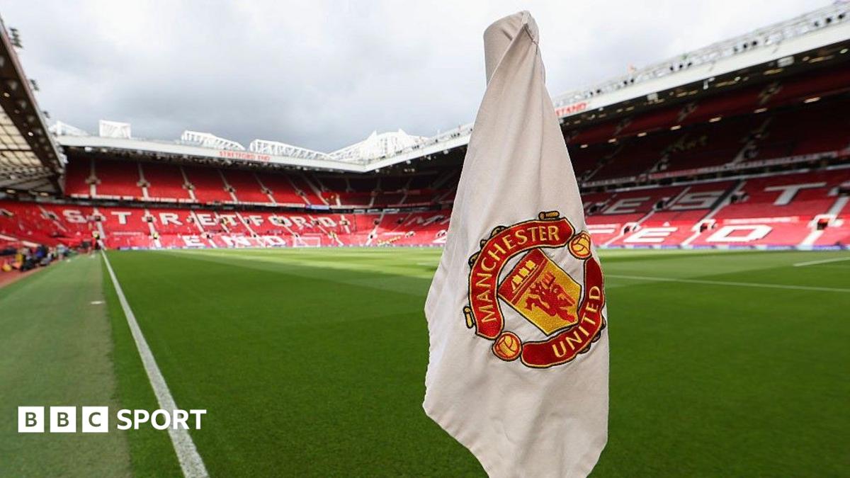 Man Utd pay tribute to 'proud Red' crash death officer