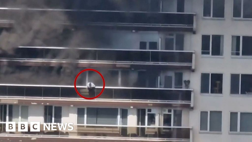 Watch: Man seen climbing from balcony during Antwerp fire