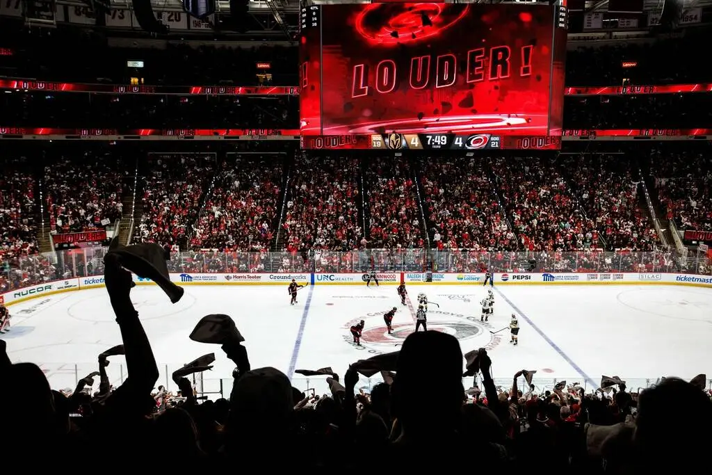 What channel is Golden Knights vs. Hurricanes today for Game 5? TV, streaming, radio info