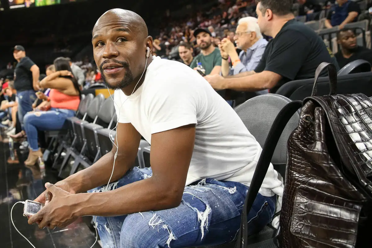 Boxer Mayweather charged in Las Vegas bad check case
