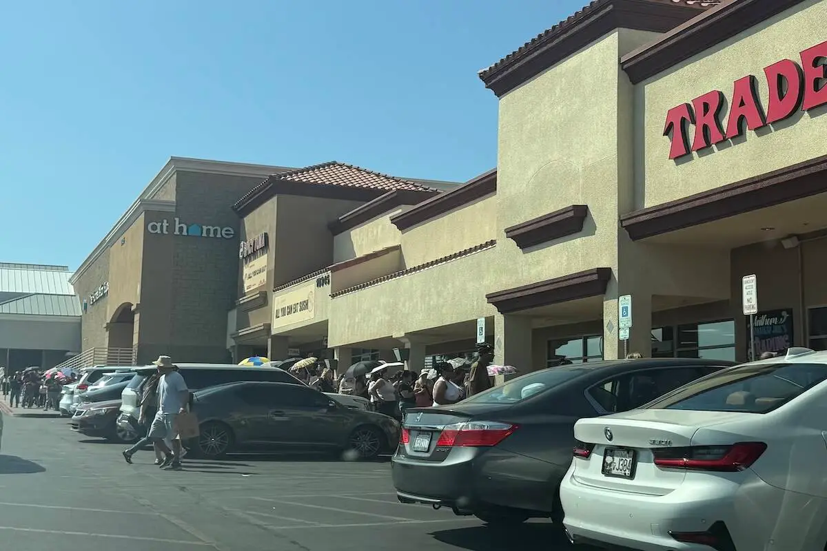 Las Vegas Trader Joe’s shoppers brave heat for new mini tote bag — VIDEO