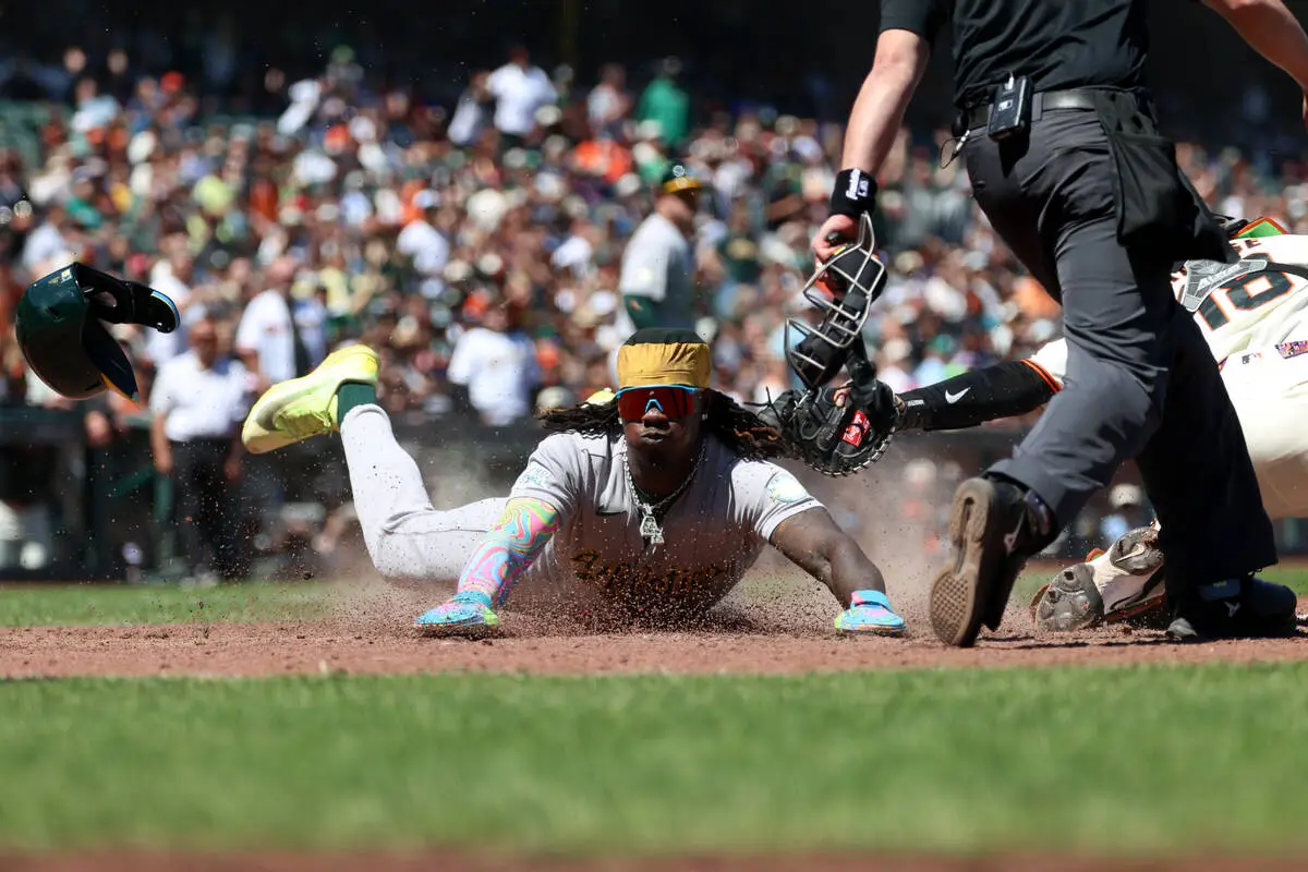 Athletics score 4 times in the 9th inning, rally to beat the Giants 9-6