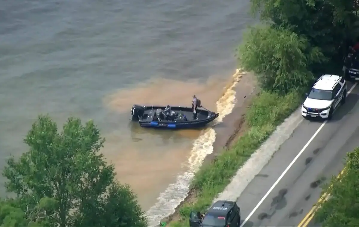 3 dead and others rescued after boat capsizes on Wisconsin lake amid storms