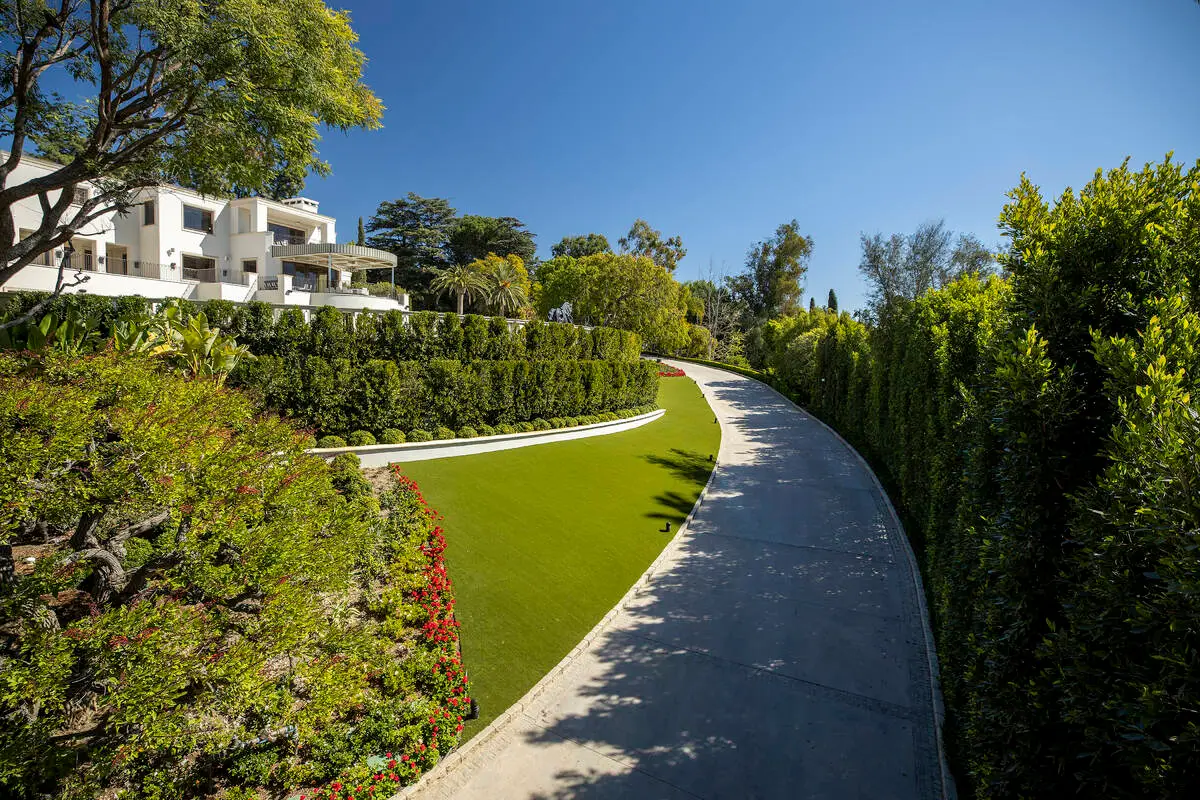 Steve Wynn’s Beverly Hills mansion sells for massive price reduction