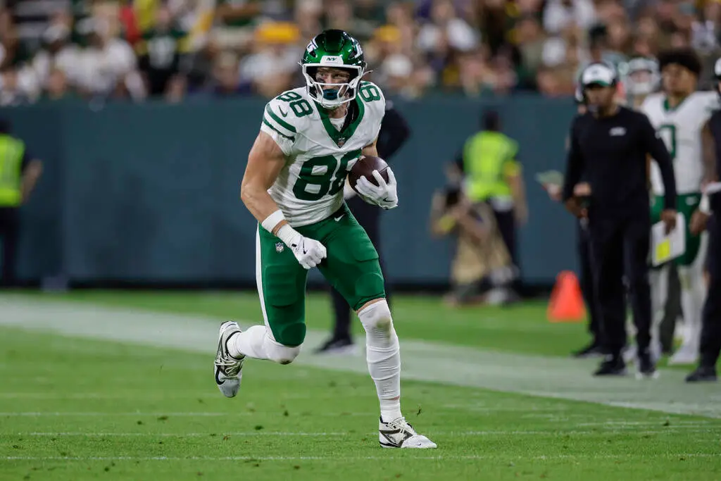 Raiders add tight end, waive injured running back