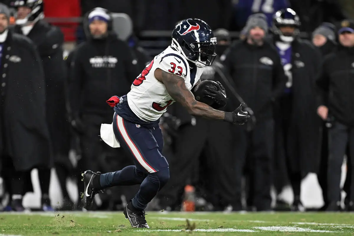 Raiders add veteran depth to running back room