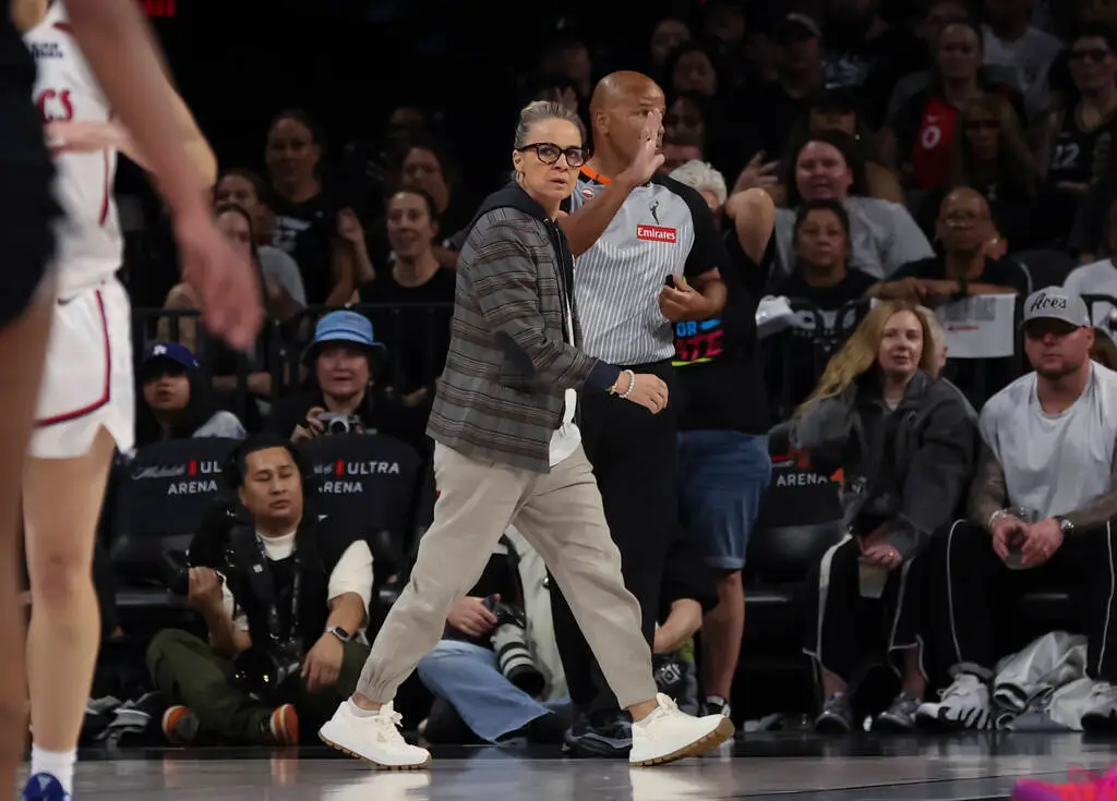 Becky Hammon ejected after heated exchange with officials vs. Dream