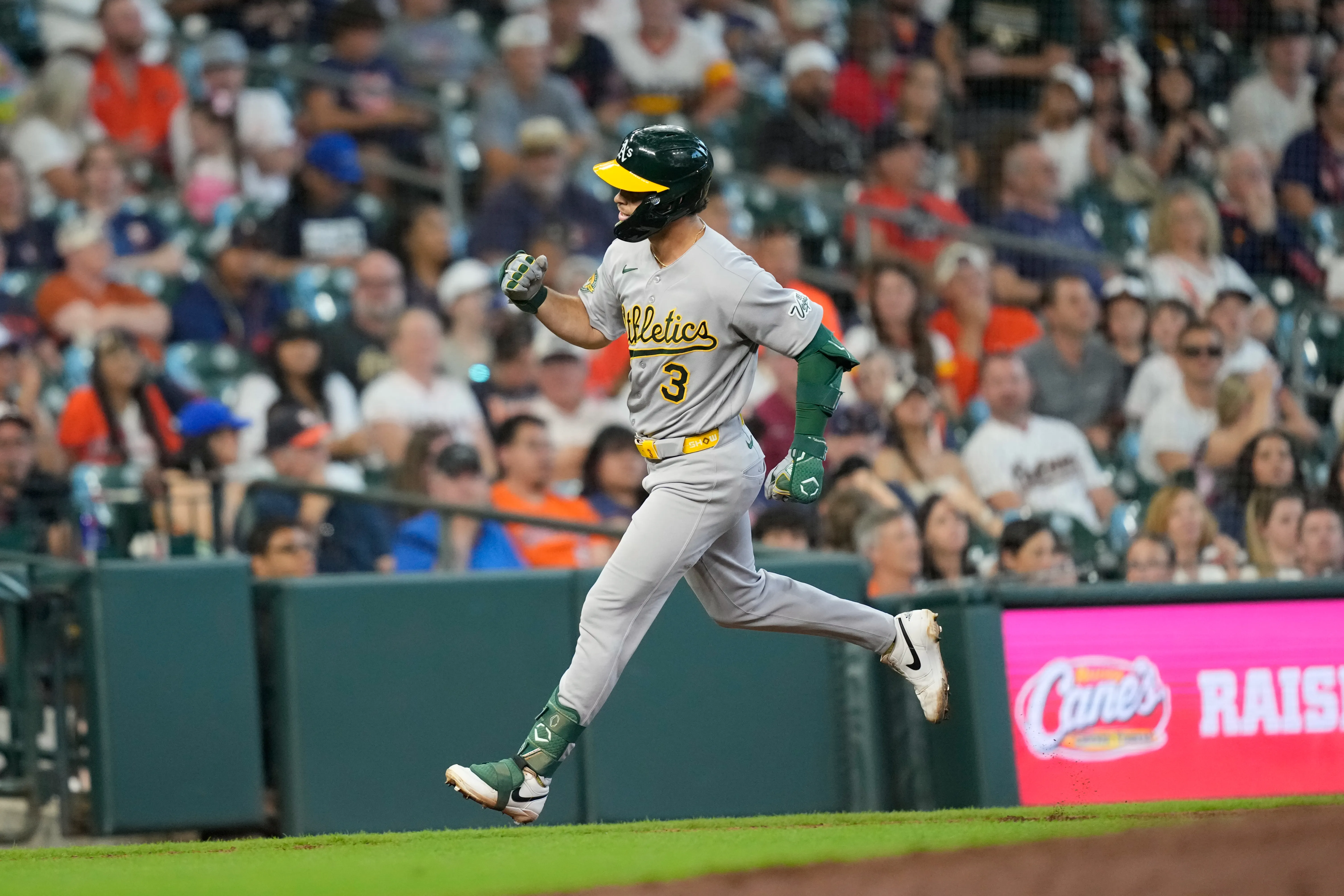 Max Muncy’s solo homer caps off Athletics’ rally to beat Astros