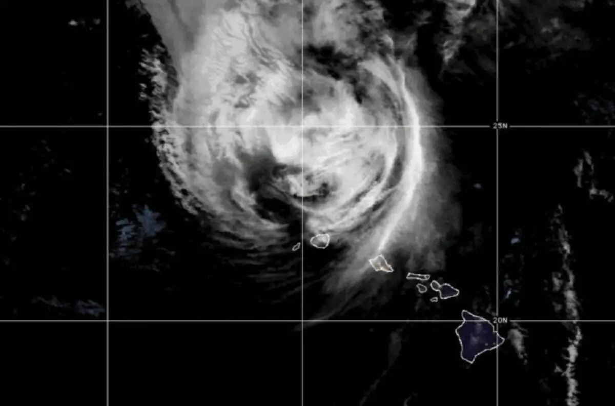 Hawaii hit by fierce winds from Lowell, leaving extensive damage