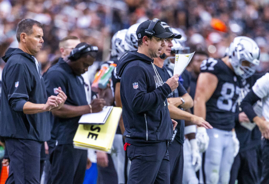 Klint Kubiak’s 1st victory: Raiders win in the trenches, play ‘clean football’
