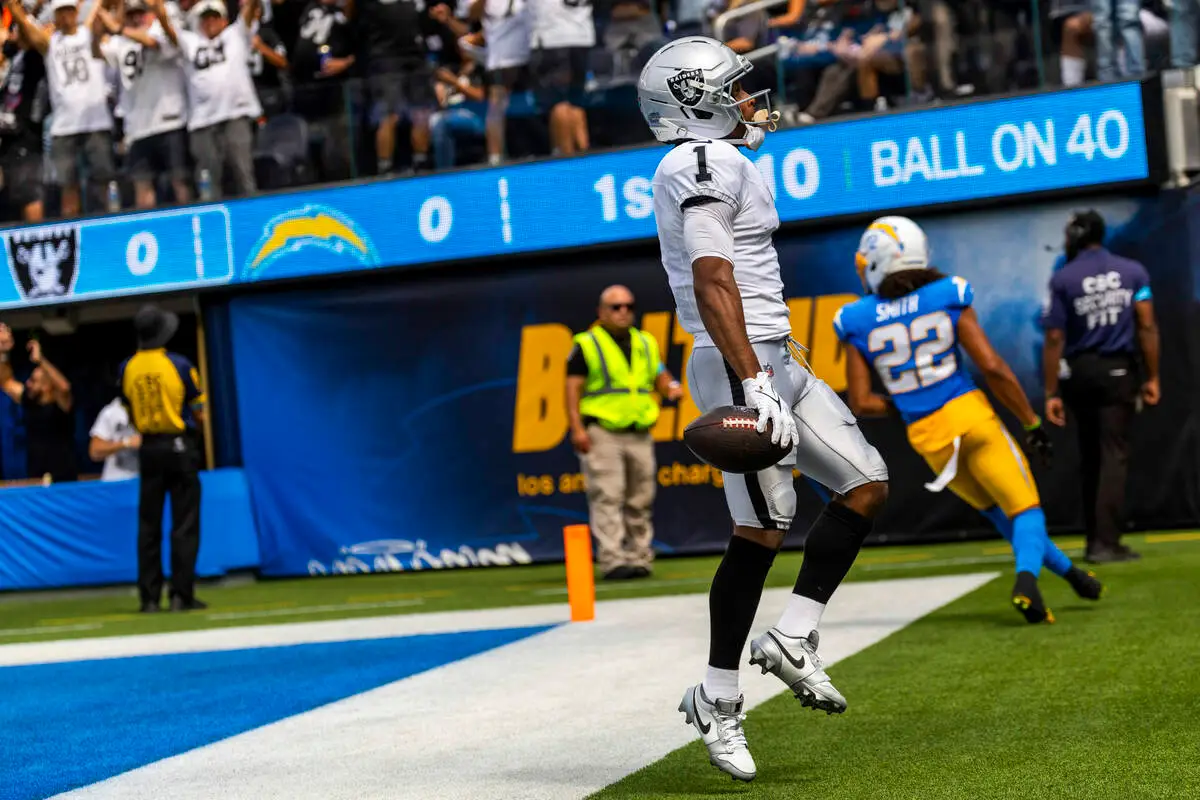 Raiders pull off road upset vs. Chargers, earn first 2-0 start in 5 years