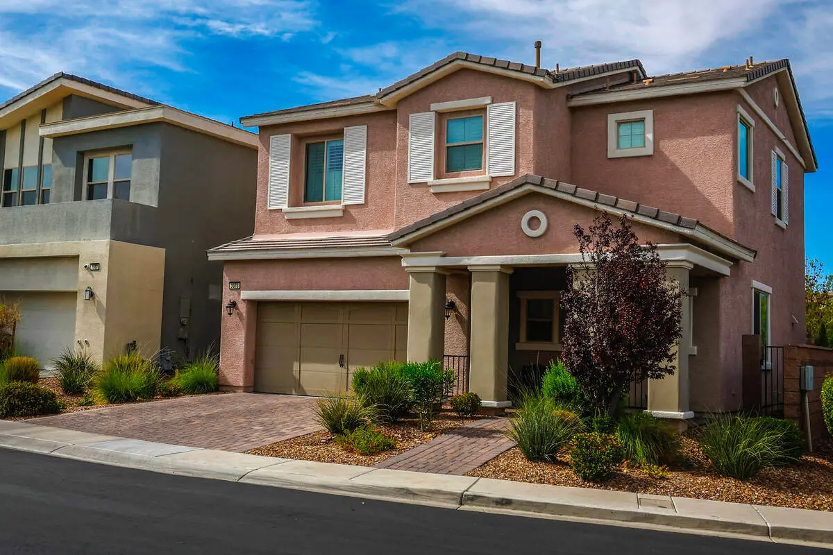 Henderson homeowners want builder to fix houses they say turned pink