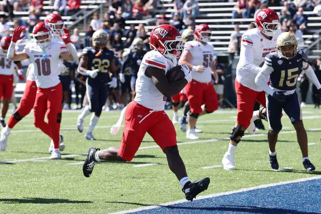 UNLV football gets back on winning track by routing Akron