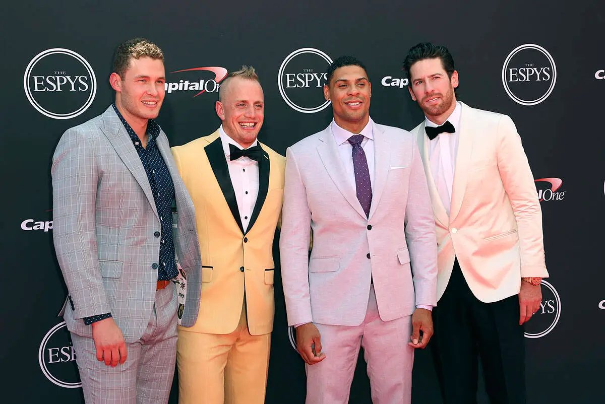 ‘All great memories’: Golden Knights celebrate 1st season with alumni